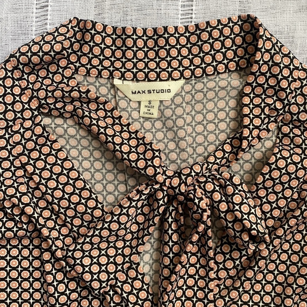 Max Studio sleeveless top with tie neck. - Picture 6 of 11